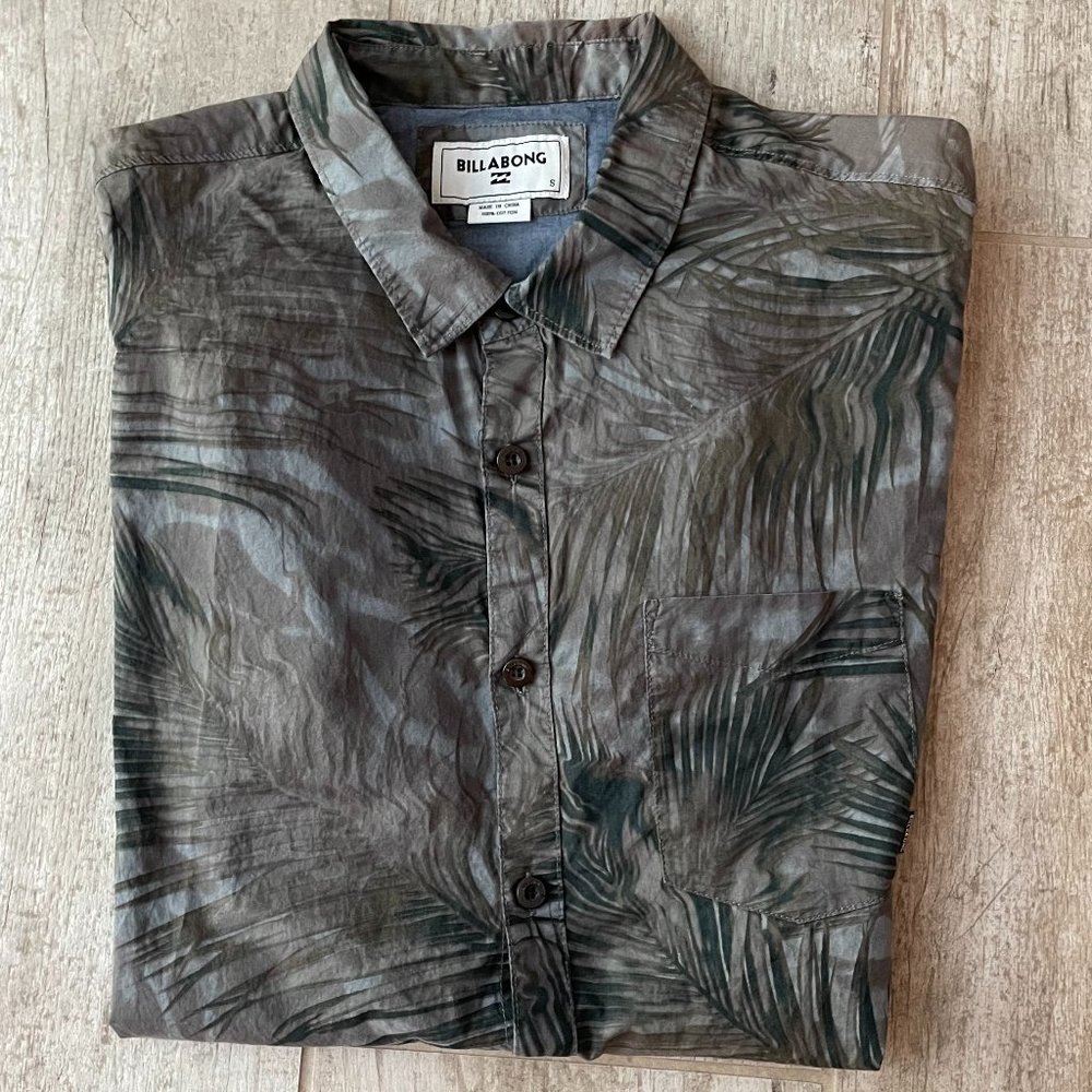 Billabong Collared Button Down Short Sleeve Shirt Olive/Grey Leaf Pattern Size S